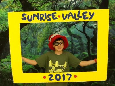 photo of student holding a SVES sign and posing for the photo booth